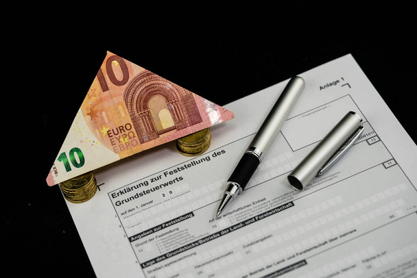 Ab Juli 2022 muss jeder Deutsche, der ein Haus oder eine Immobilie besitzt, eine Erklärung beim Finanzamt abgeben, um den Grundsteuerwert zu ermitteln  - Foto, Bild
