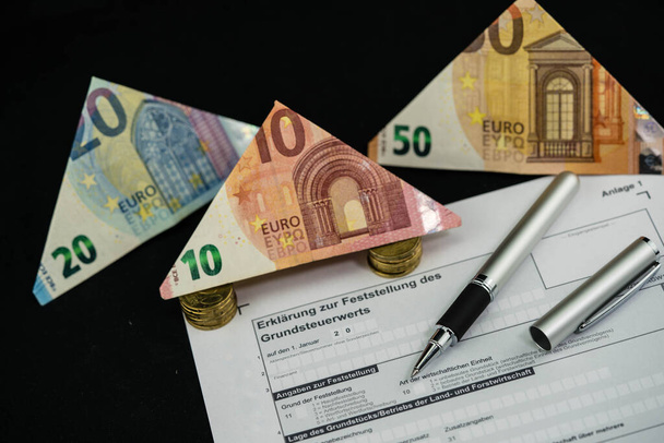 Temmuz 2022 'den itibaren, ev ya da mülk sahibi olan her Alman emlak vergisi değerini belirlemek için vergi dairesine beyan etmek zorundadır.  - Fotoğraf, Görsel