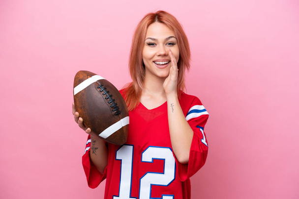 Νεαρή Ρωσίδα που παίζει ράγκμπι απομονωμένη σε ροζ φόντο φωνάζοντας με ανοιχτό το στόμα - Φωτογραφία, εικόνα
