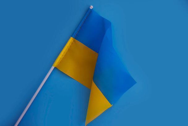 bandeira de ucraniano em um fundo colorido - Foto, Imagem