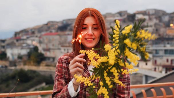 jong mooi Italiaans meisje viert vrouwen dag met sprankelende en mimosa - Foto, afbeelding