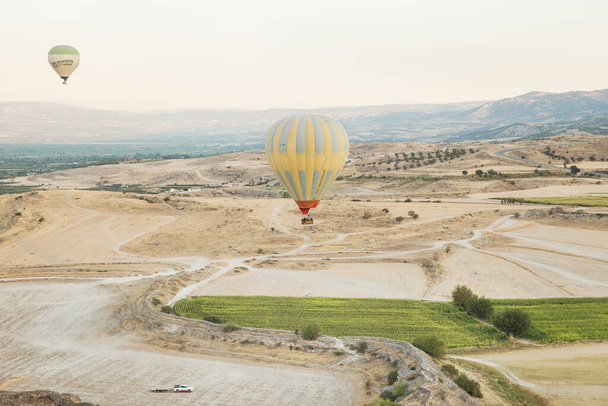 2021-09-03 Pamukkale, Denizli Province. Hot air balloon flight in Turkey - Foto, Imagem