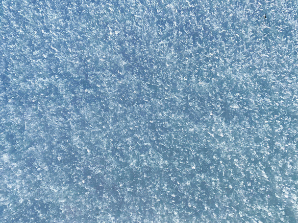 Winzige Eiskristalle auf einer frischen weißen Schneedecke oder einer Basis aus winzigen Schneeflocken aus Alpenschnee, Obertoggenburg - Alt St. Johann, Schweiz (Schweiz)) - Foto, Bild