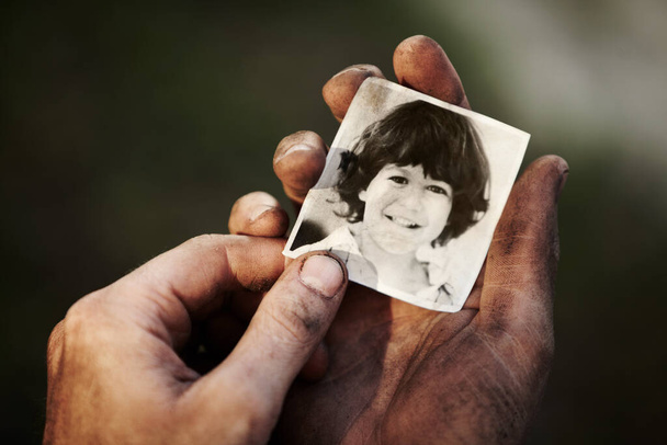 Я так скучаю по своему сыну. Грязная рука с черно-белым изображением маленького мальчика. - Фото, изображение
