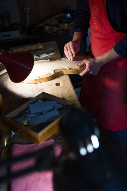 luthier při práci na tvorbě houslí - Fotografie, Obrázek
