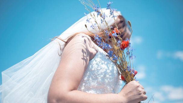 молода дівчина одружується
 - Фото, зображення