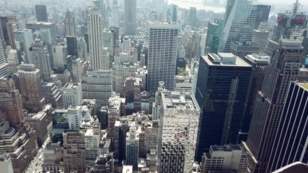 Vista desde arriba en los edificios de la ciudad de Nueva York - Imágenes, Vídeo