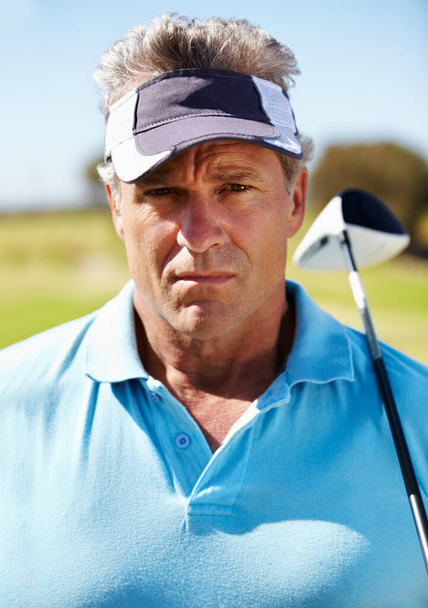 Ernst mit Golf. Porträt eines reifen Golfers mit Schläger über der Schulter. - Foto, Bild