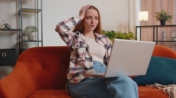 Traurige junge Frau nutzt Laptop-Computer PC-Browsing, verliert immer überrascht plötzlich schlechte Lotterieergebnisse - Foto, Bild