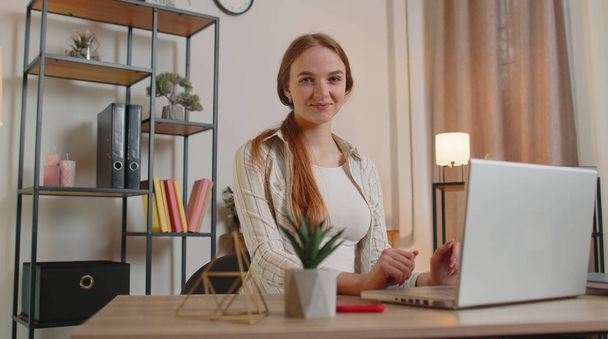 Nuori nainen tyttö käyttää kannettavaa tietokonetta istuu pöydässä työskentely, online-ostoksia kotitoimistosta - Valokuva, kuva