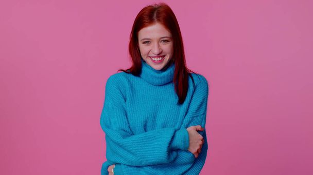 Allegro bella adolescente studentessa modello di moda in maglione blu sorridente e guardando la fotocamera - Foto, immagini