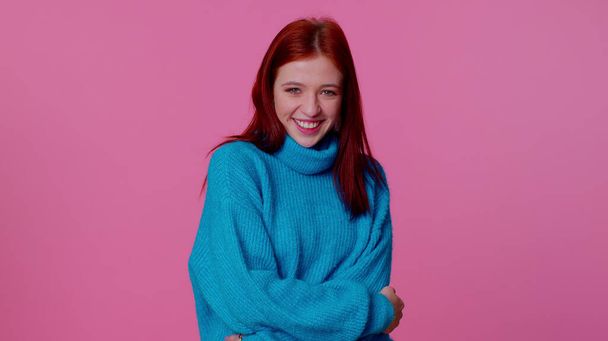 Vrolijke mooie tiener student meisje mode model in blauw trui glimlachen en kijken naar de camera - Foto, afbeelding