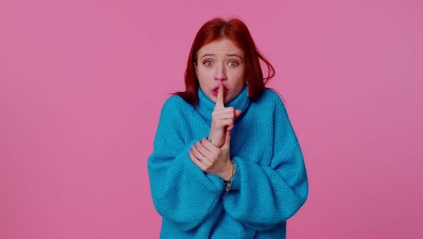 Meisje drukt index vinger tot lippen maakt stilte gebaar teken vertelt geen geheim, shh stil zijn - Foto, afbeelding