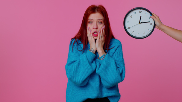 Verwirrte Frau mit Angst, die Uhrzeit zu kontrollieren, spät zur Arbeit zu laufen, in Verzug zu sein, Frist zu verstreichen - Foto, Bild