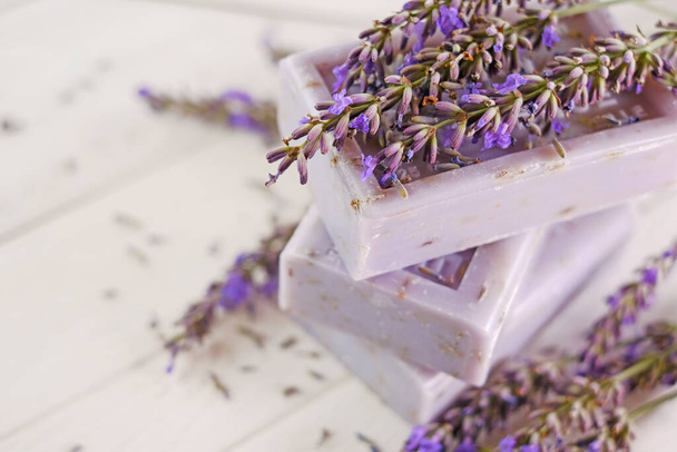 Lavendelzeep. Paarse Zeep met lavendel extract.Bars van zeep en lavendel bloemen.Aromatherapie en spa met lavendel geur.  - Foto, afbeelding
