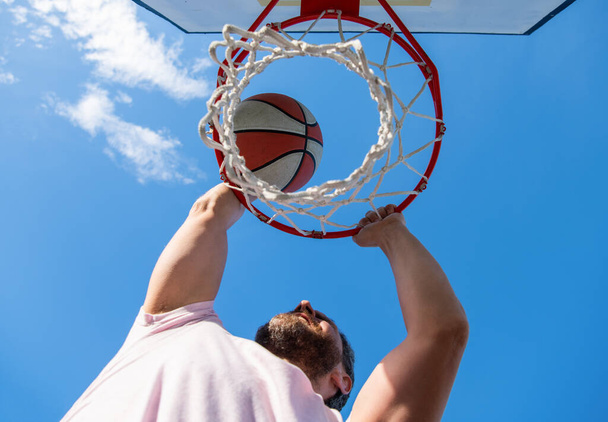actividad de verano. Un hombre con pelota de baloncesto en la cancha. jugador de baloncesto profesional - Foto, Imagen