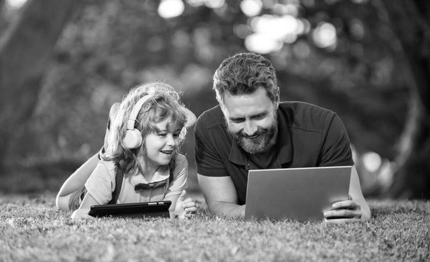 Webinar-Videostunde. Online-Bildung am Laptop. Vater und Sohn nutzen moderne Kommunikationstechnologie - Foto, Bild