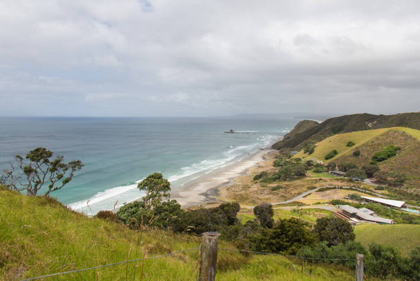 Luftaufnahme des Mangawhai Heads Beach an einem bewölkten Tag, Neuseeland. - Foto, Bild