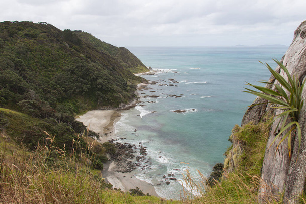 A vista do mar, linha do horizonte e nuvens que vêem de Mangawhai Cliffs trilha de caminhada, Nova Zelândia. - Foto, Imagem