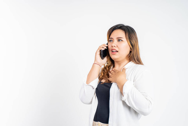 angry asian woman when making a phone call - Foto, imagen