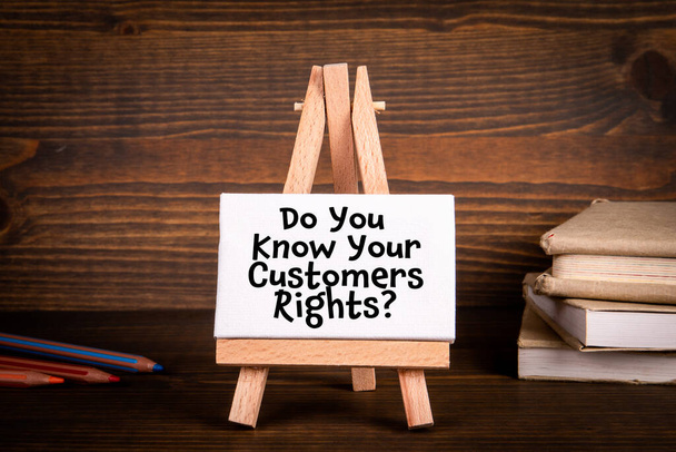 Znáte práva svých zákazníků. Miniaturní stojan s textem na kancelářském stole - Fotografie, Obrázek