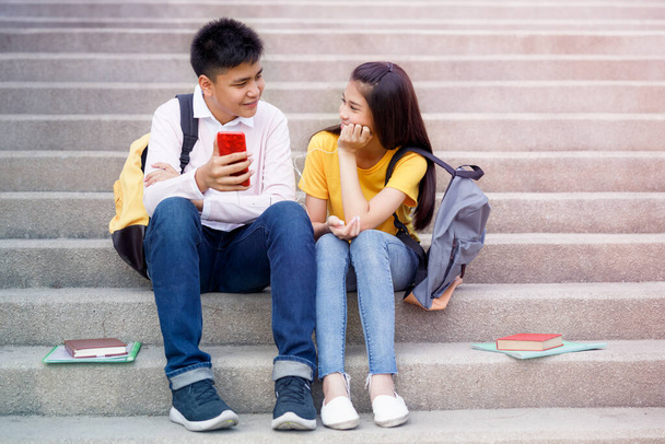 asiático adolescentes dos amistad sentado en escalera en el jardín y buscando móvil verano estudiantes internacional concepto  - Foto, imagen