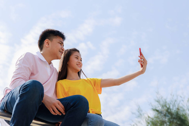 Selbstporträt von zwei asiatischen Teenager-Freunde Wolkenhimmel Hintergrund  - Foto, Bild
