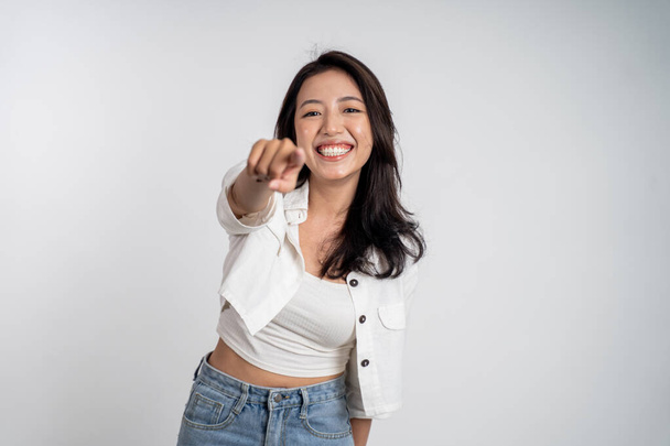 γυναίκα χαμογελά ενώ δείχνει το δάχτυλό της προς την κάμερα - Φωτογραφία, εικόνα