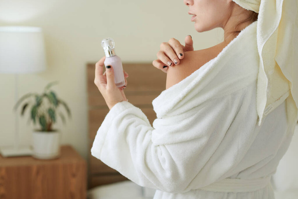 Mujer aplicando crema corporal enriquecida - Foto, imagen