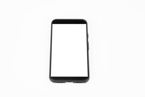 teléfono en mesa blanca con pantalla de maqueta vacía plantilla vacía - Foto, Imagen