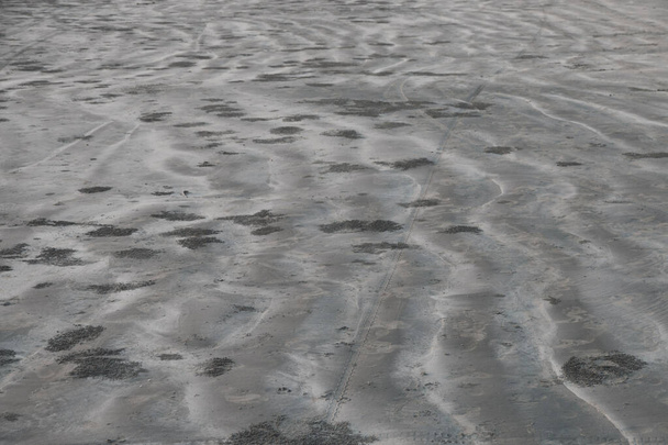 Tekstuuri aaltoilu märkää hiekkaa rannalla  - Valokuva, kuva