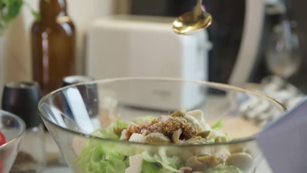 Frau bereitet grünen Gemüsesalat in Glasschale in der Küche zu, Gesundes Essen und Ernährungskonzept - Filmmaterial, Video