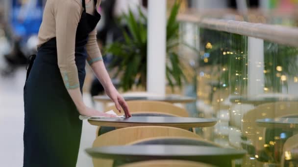 Onherkenbare vrouwelijke barista restaurant cafe serveerster in schort draagt speciale kleding doekjes poets reinigt tafel verwijdert vlekken prepares voor het begin van de werkdag behandelt oppervlak van bacteriën hygiëne - Video