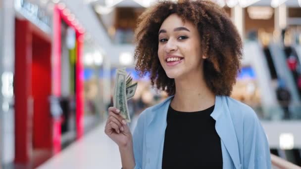 Close-up šťastný bohatý úspěšný africký Američan dívka žena gambler vítěz obchodní žena vyhraje dostane finanční prospěch držení ventilátoru dolary ukazuje finance s ukazováčkem ukazující výplatu vítězství - Záběry, video