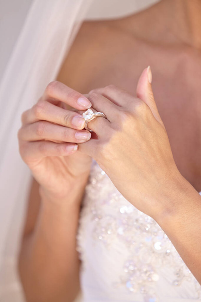 Es perfecto. Hermosa novia en su vestido de novia tocando su anillo de boda. - Foto, Imagen
