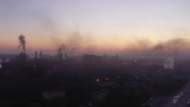 Pył i dym huty stali. Zanieczyszczenie środowiska. Stalownia o świcie. Widok z lotu ptaka. Mariupol Ukraina - Materiał filmowy, wideo