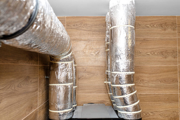 天井に入る銀箔と可視絶縁パイプで熱回収と家庭機械換気の空気取入口と排気. - 写真・画像