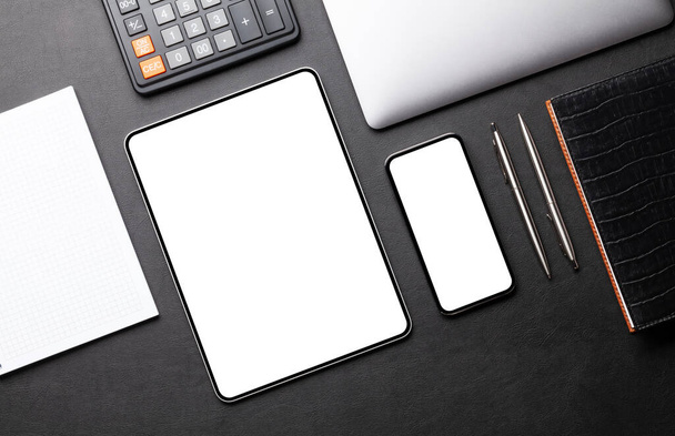 Tableta y smartphone con pantalla en blanco en el escritorio. Vista superior plano con espacio de copia - Foto, imagen