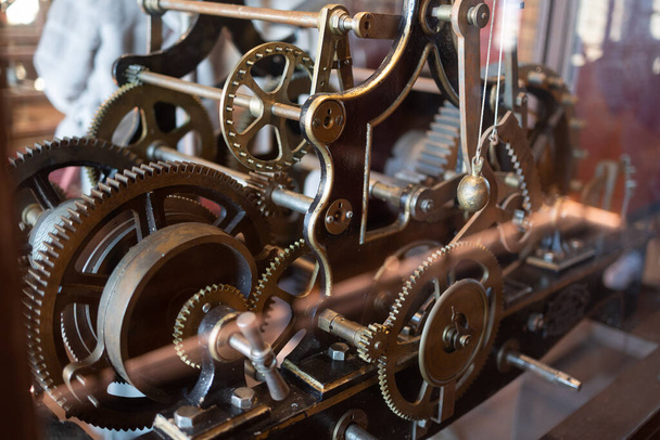 Mécanismes circulaires antiques en fer pour le mouvement de l'horloge mécanique d'une tour. - Photo, image