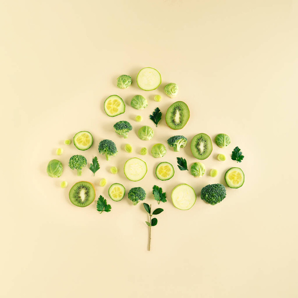 緑の果物や野菜で作られたシャムロックの形の配置。聖パトリックの日の概念。自然美。最小フラットレイビジュアル. - 写真・画像
