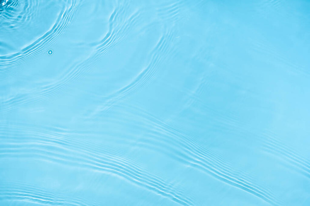 transparent bleu clair texture de surface de l'eau calme  - Photo, image