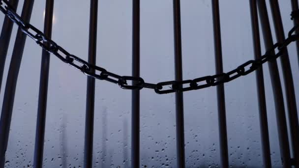 Láncok lógnak a börtönrácson az ablakhoz. - Felvétel, videó