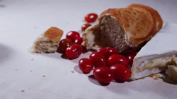 Γαλλικό τυρί μπρι μαλακό ψωμί και ντομάτες - Πλάνα, βίντεο