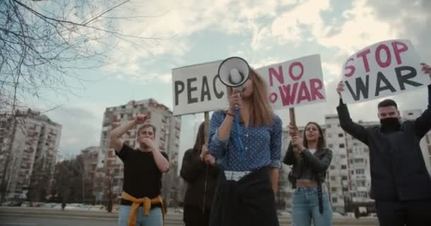 Antikriegsproteste zur Beendigung des Krieges in der Ukraine. Demonstranten protestieren und unterstützen den Frieden in der Welt. - Filmmaterial, Video