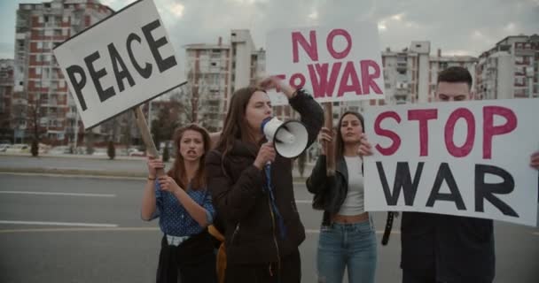 Antikriegsproteste zur Beendigung des Krieges in der Ukraine. Demonstranten protestieren und unterstützen den Frieden in der Welt. - Filmmaterial, Video