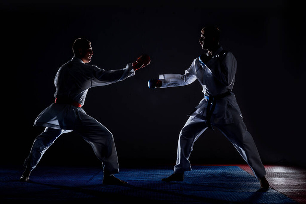 Kampfkonzept. Männer kämpfen im Kimono. Karate-Mann in Kampfhaltung. Weiter kämpfen - Foto, Bild