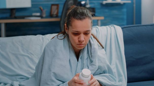 Donna malata con flu bottiglia di pillole e droghe - Foto, immagini