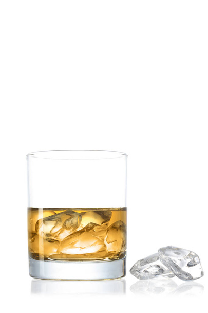 Whisky glas met ijsblokjes geïsoleerd op witte achtergrond met knippad en kopieer ruimte voor uw tekst - Foto, afbeelding
