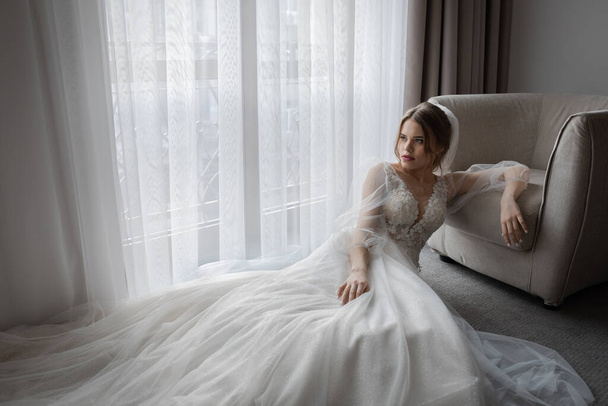Elegant bride in a wedding dress. Long veil. - Foto, immagini