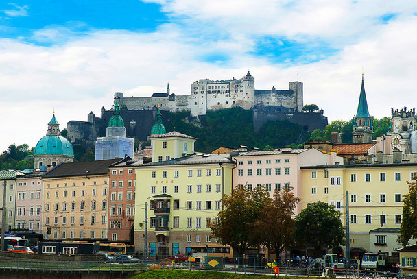 Die von der Festung Hohensalzburg gekrönte Stadt Salzburg vom Ufer der Salzach in Österreich aus gesehen - Foto, Bild
